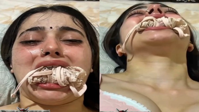 Muh mai panty daba – chut chudwaati bhabhi ka