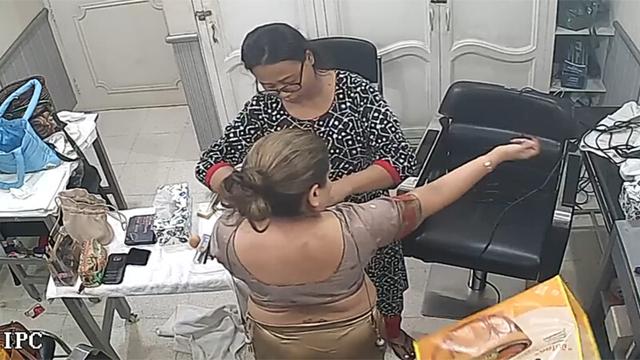 Rich Bhabhi Changing In Beauty Parlour CCTV Leak